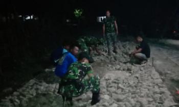 Malam Hari, Anggota Satgas TMMD Bojonegoro Bersama Warga Kerjakan Perbaikan Jalan